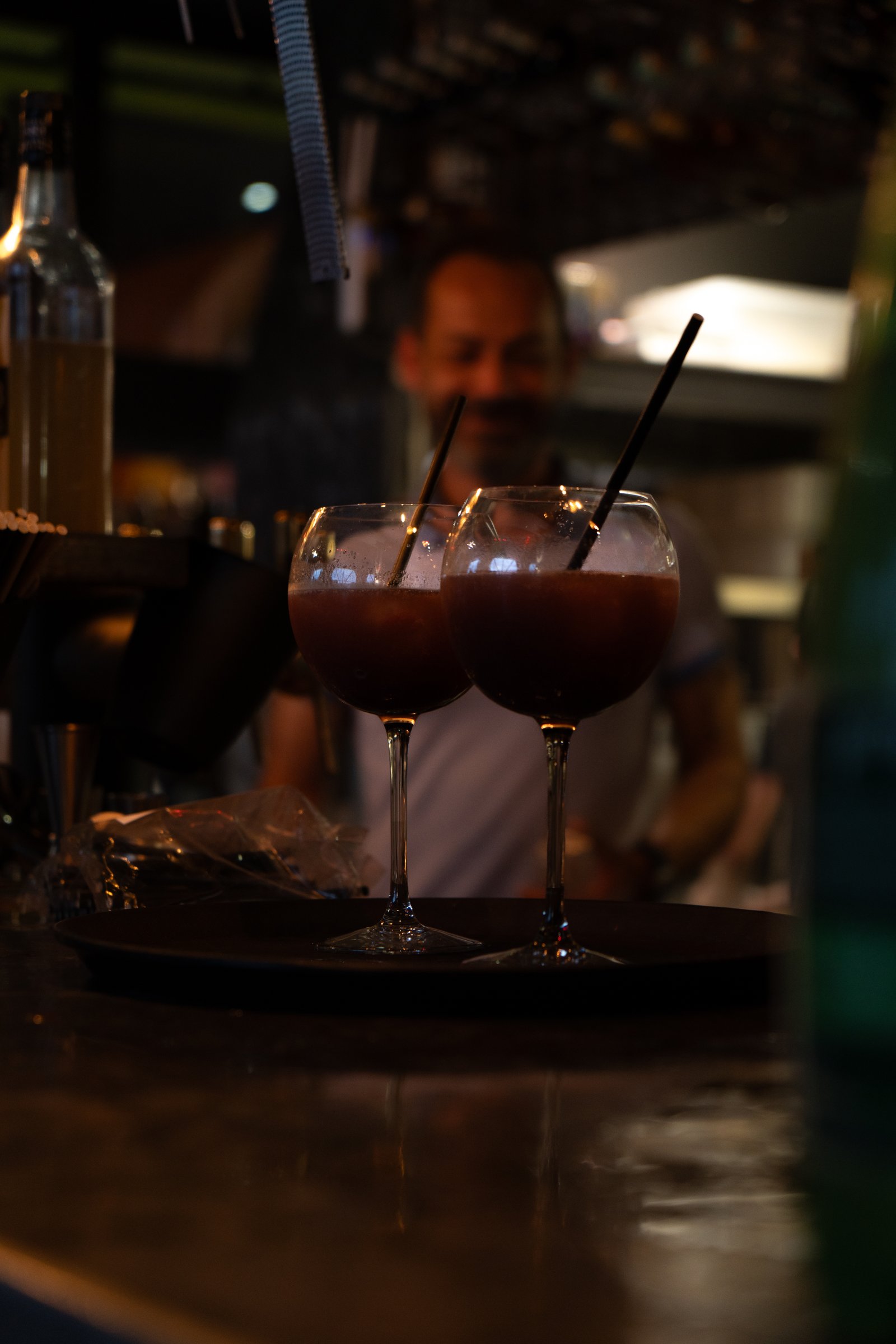 Cocktails artisanaux préparés au bar