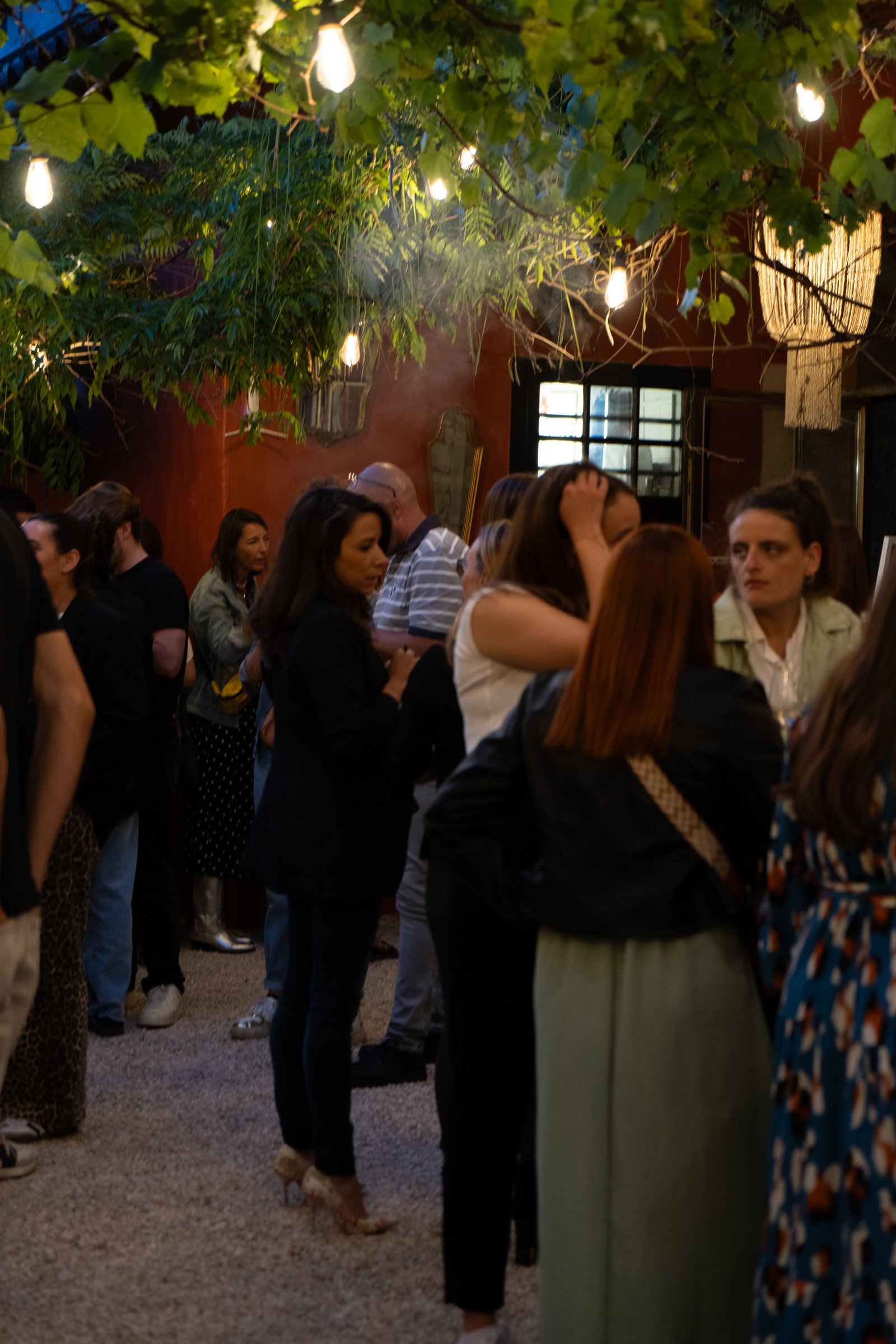 Convives sous les vignes en soirée